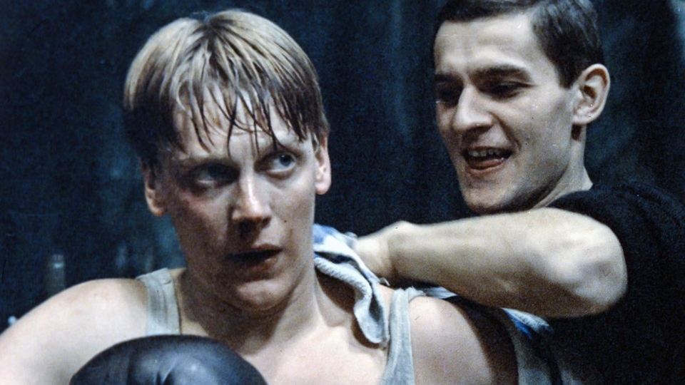 Film Sam pośród swoich