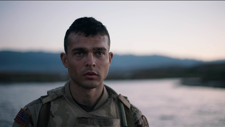 Alden Ehrenreich - Žlutí ptáci
