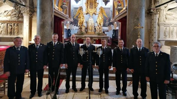 Veselje ti navješćujem