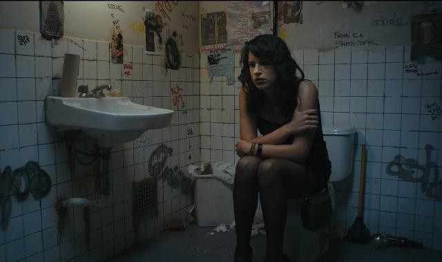 Desiree Akhavan - Vhodné chování