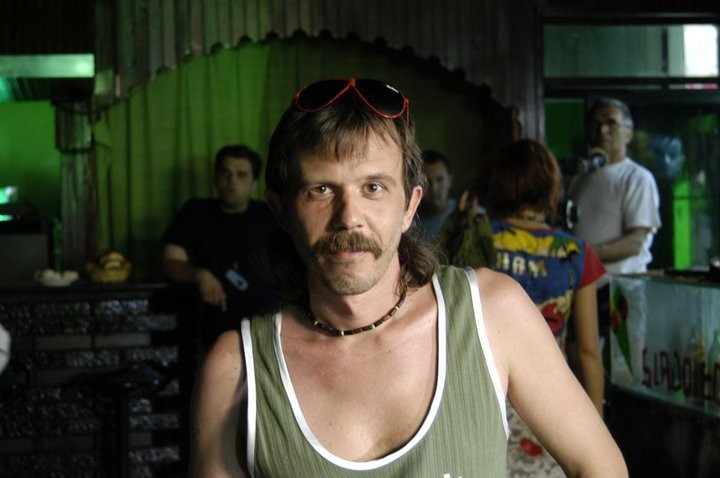 Film Sivi kamion crvene boje