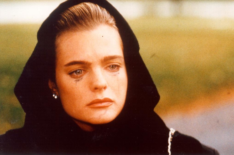 Erika Eleniak - V zajetí
