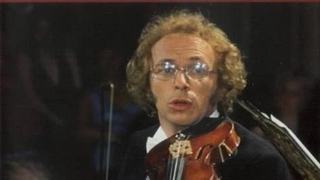 Velký blondýn s černou botou