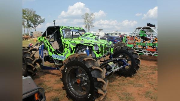 Řidiči zablácených náklaďáků