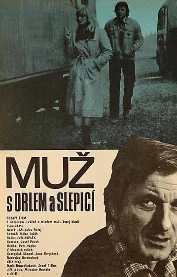 Muž s orlem a slepicí