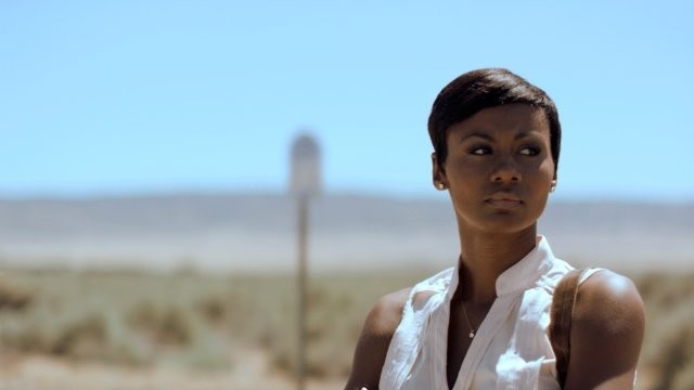 Emayatzy E. Corinealdi - Sama v prázdnotě