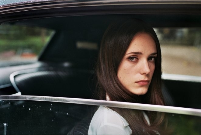 Stacy Martin - La dame dans l'auto avec un fusil et des lunettes
