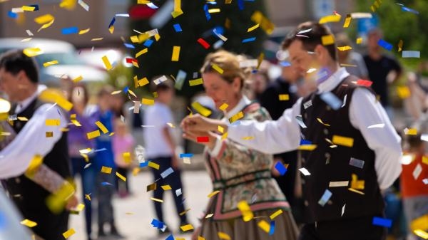 Alaj pivam i u kolu igram