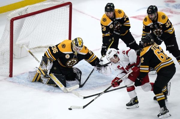 NHL: Carolina Hurricanes - Boston Bruins