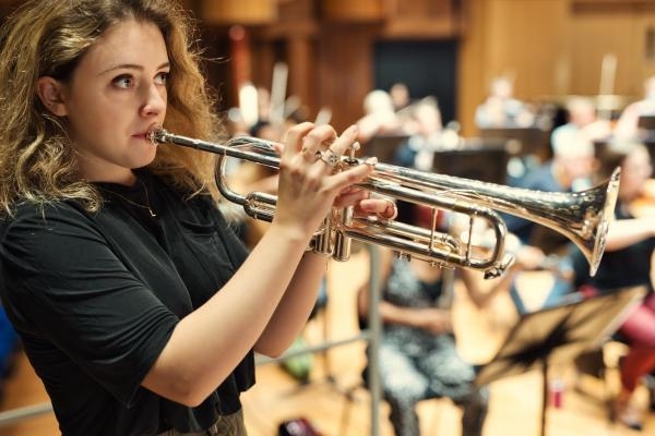 Trumpetistka Lucienne Renaudin Vary a Janáčkova filharmonie Ostrava