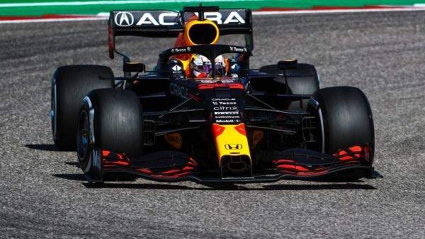 Max Verstappen a Alex Albon na road tripu z Británie do Nizozemska