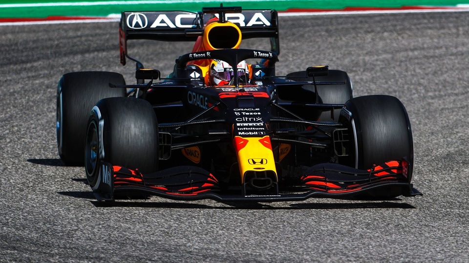Max Verstappen a Alex Albon na road tripu z Británie do Nizozemska