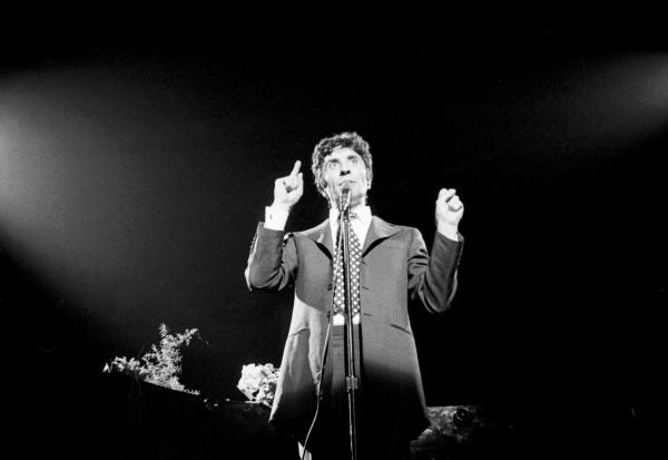 Zpívá Gilbert Bécaud