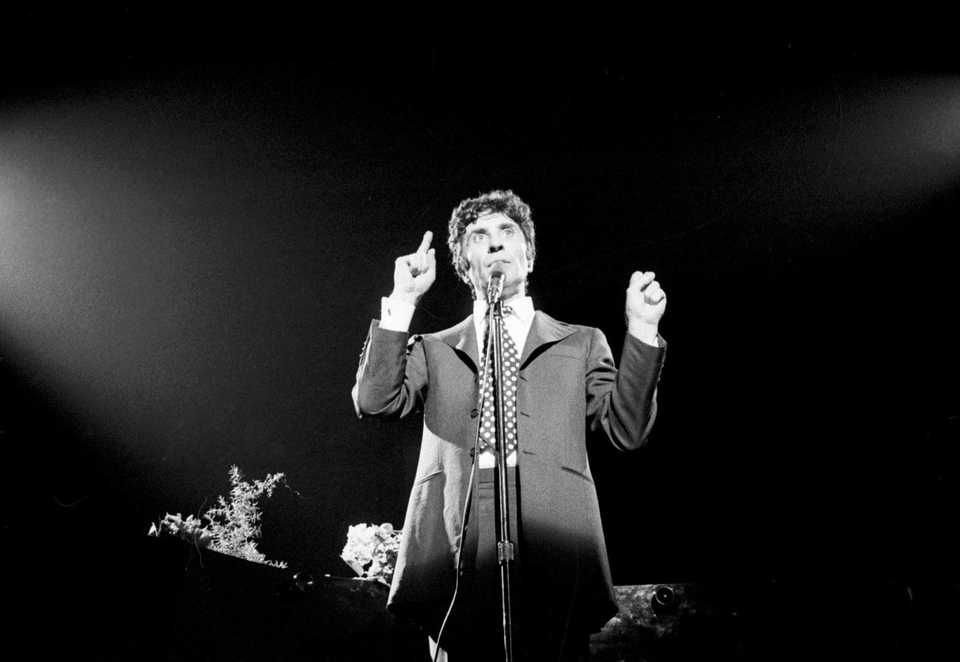 Zpívá Gilbert Bécaud