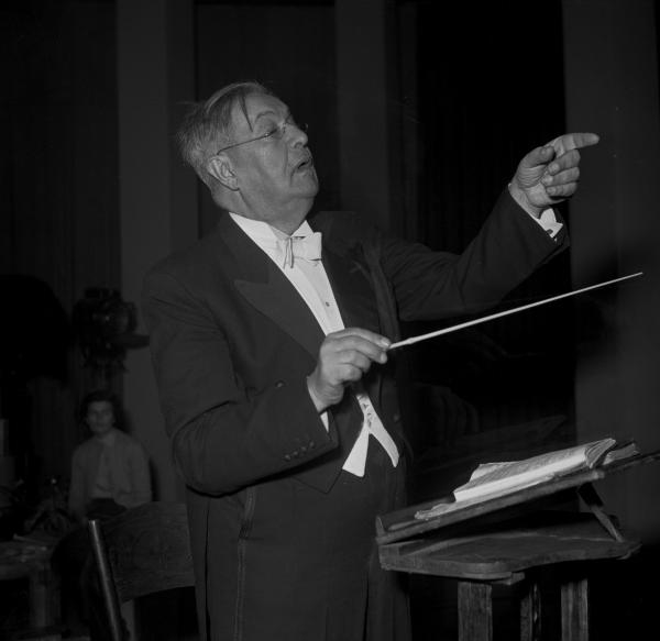 Václav Talich diriguje Slovanské tance Antonína Dvořáka
