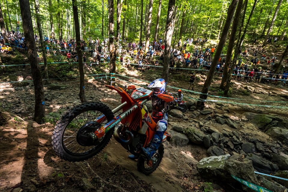 Moto Rider vs Enduro Race