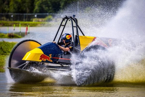 F1 piloti a závody v močálu