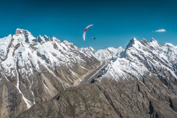 Flying Between Giants