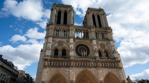 Nešpory se zasvěcenými osobami v katedrále Notre-Dame v Paříži