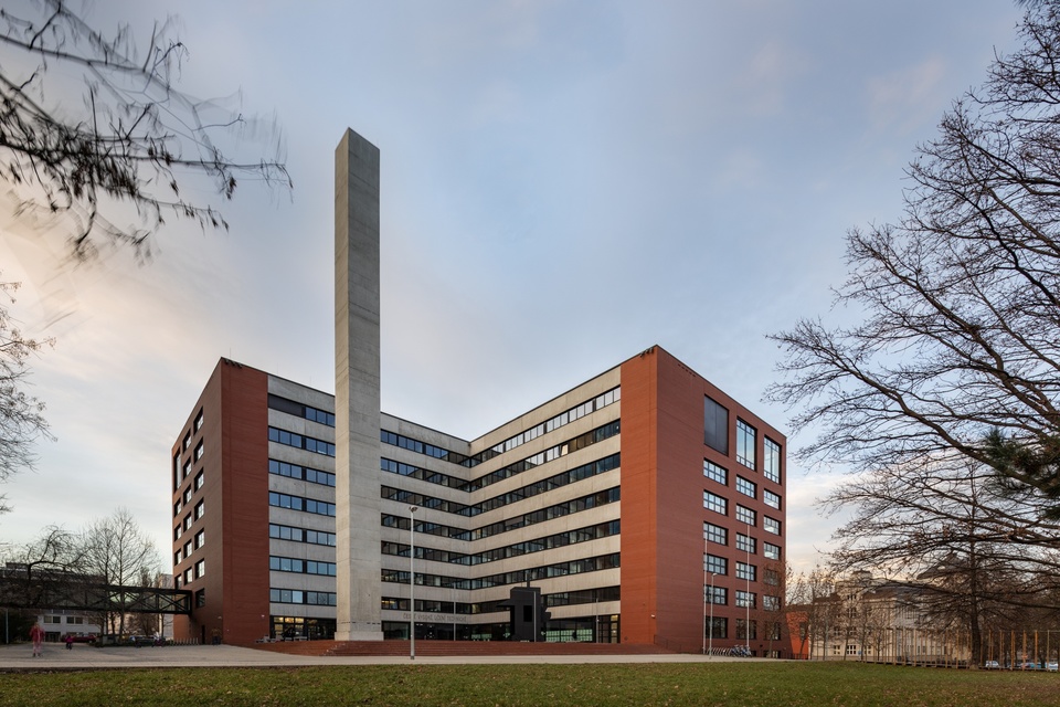 Dokument Tak trochu poučnej barák