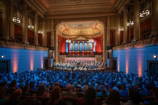 Zkouška orchestru: na VLAST