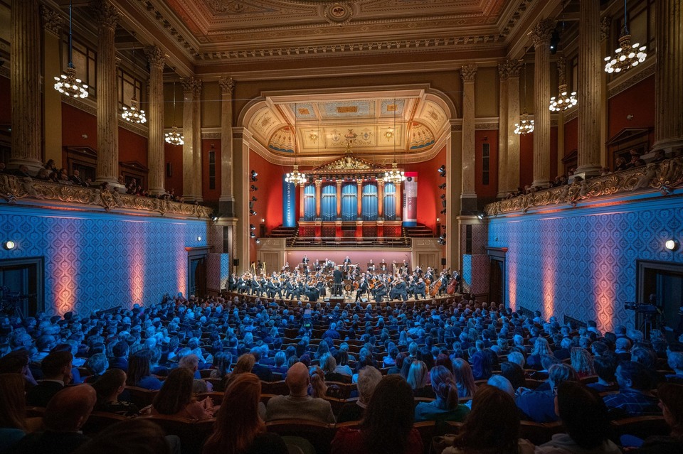 Zkouška orchestru: na VLAST