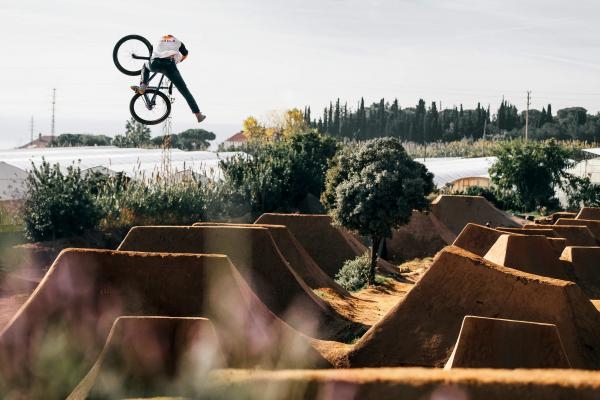 Dawid Godziek and friends explore La Poma