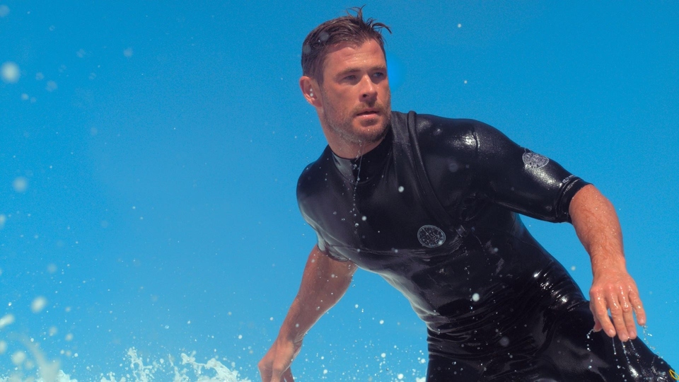 Dokument Chris Hemsworth na plaży rekinów