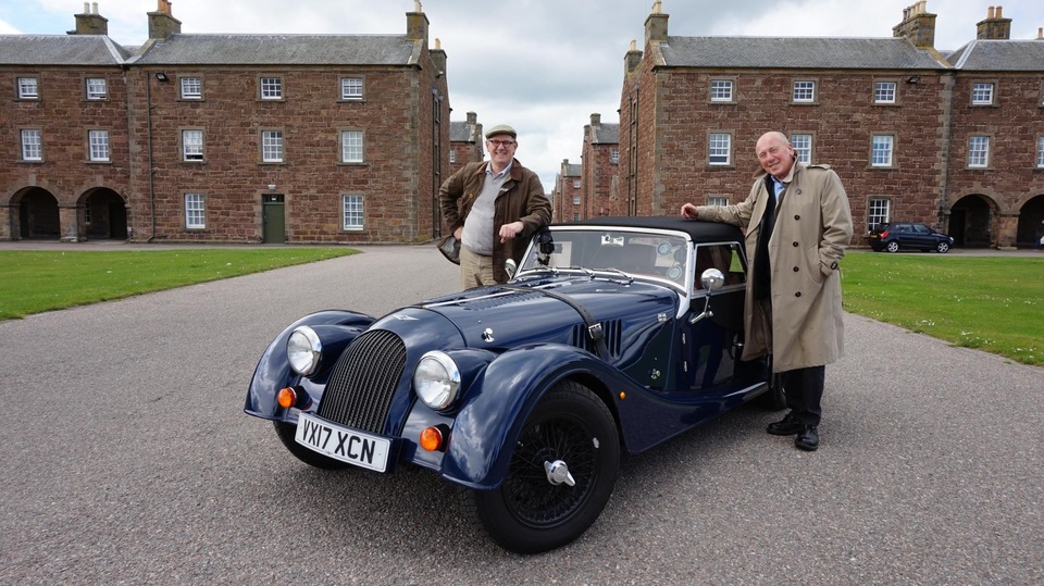 Dokumentarci Christopher Timothy i Peter Davison oldtajmerom po Britaniji