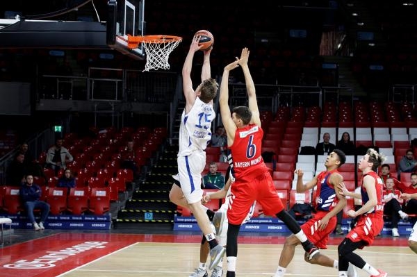 FRAPORT SKYLINERS - FC Bayern München