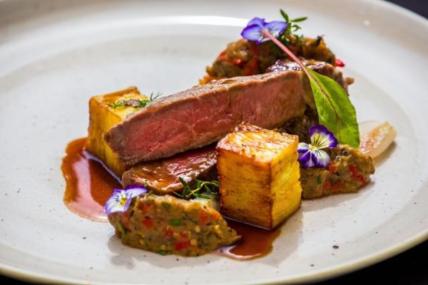 Myslivecká kuchyně - Steak z klokana se salátem z manga
