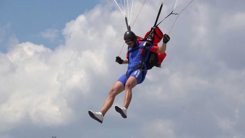 The best parachuting online