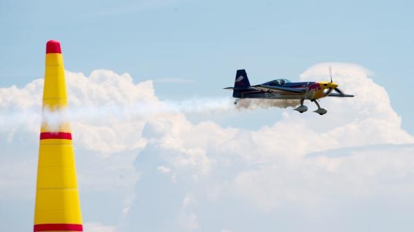 Nothing but Blue: Tim Elter & Airshow Verbier - Geraldine Fassnacht