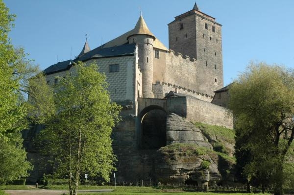 Krajinou příběhů českých hradů známých i neznámých