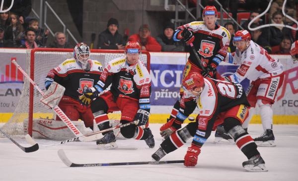 Hokej: Mountfield HK - HC Oceláři Třinec