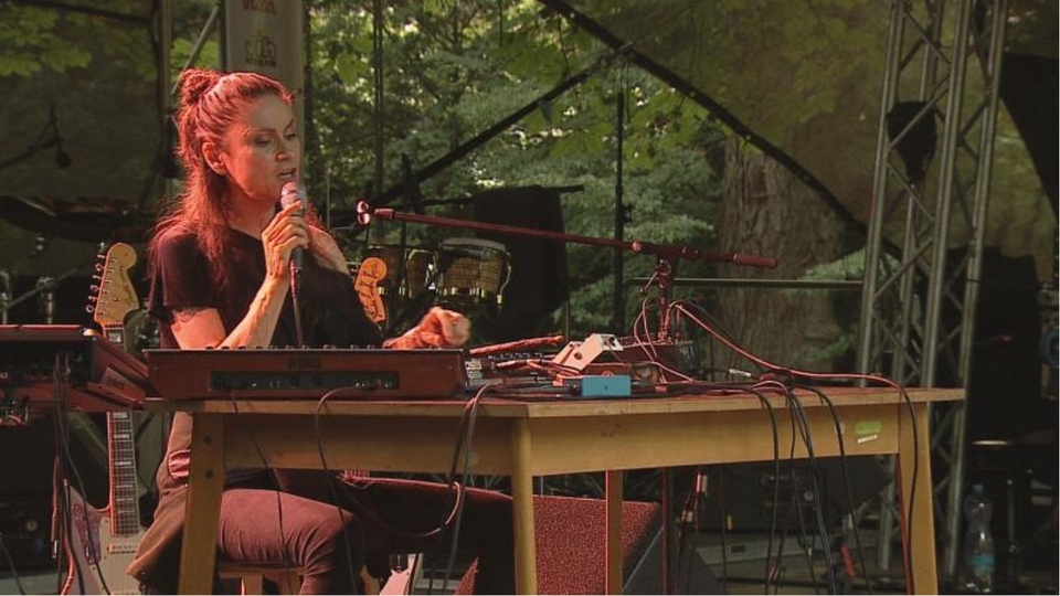 Lenka Dusilová na Folkových prázdninách