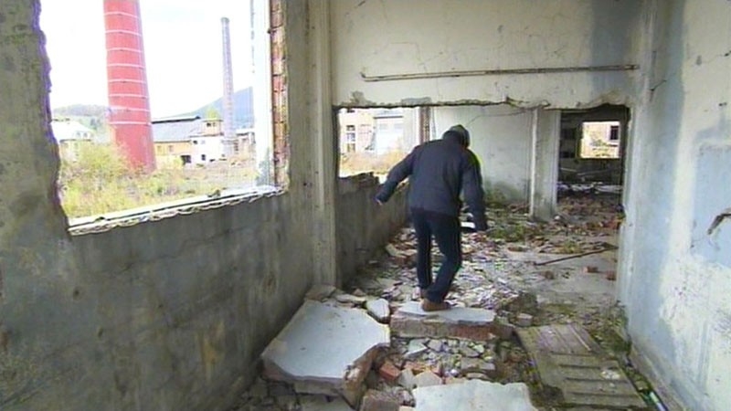 Dokument Za rozbitými okny tovární haly