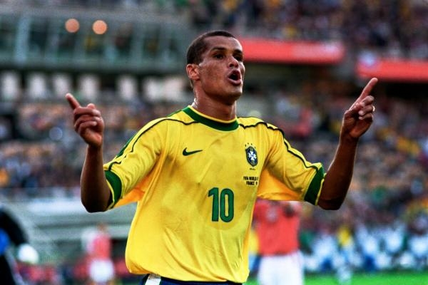 Futbaloví Velikáni - Charlton a Rivaldo