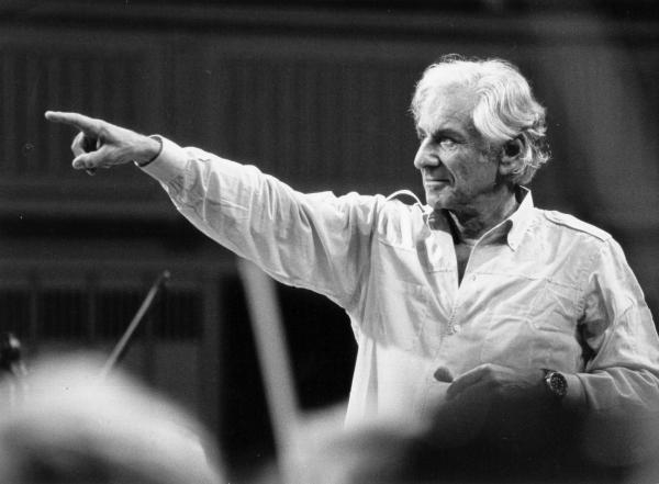 Bernstein řídí skladby J. S. Bacha a I. Stravinského