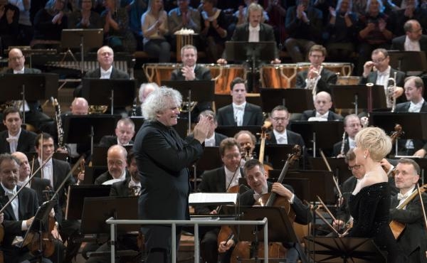 Rattle řídí Berlínské filharmoniky