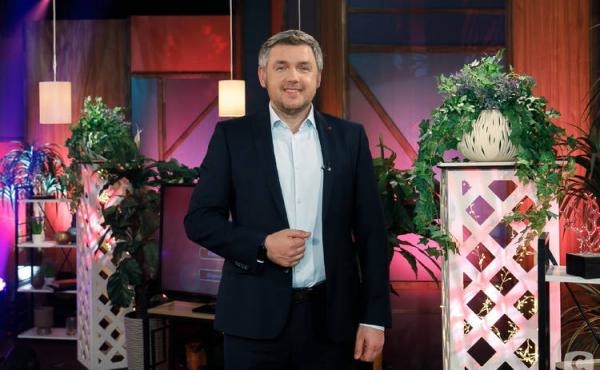 Називає доньку 
