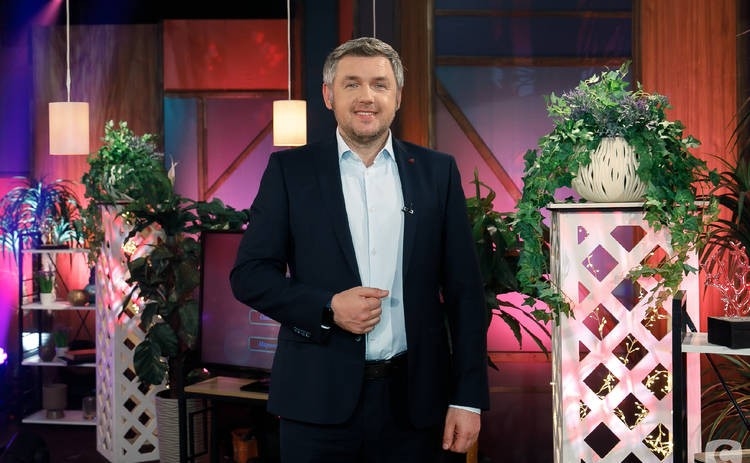 Називає доньку 