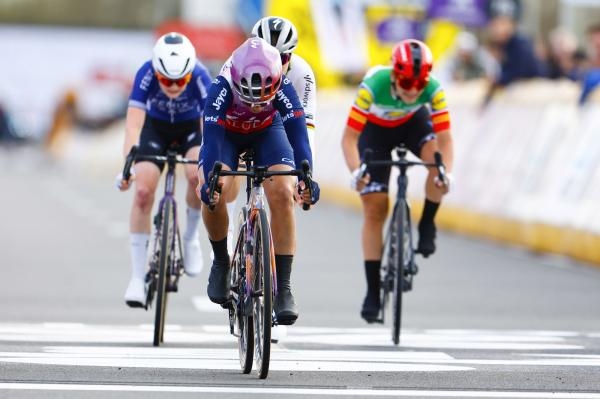 Cyklistika: Chasing Cobbles