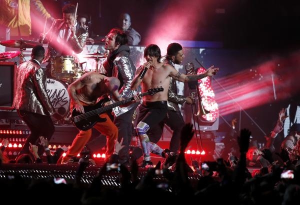 RED HOT CHILI PEPPERS (ROCK LEGENDS) - LIVE IS LIFE