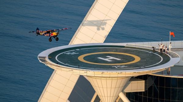 How Luke Czepiela Landed a Plane on a Tiny Helipad