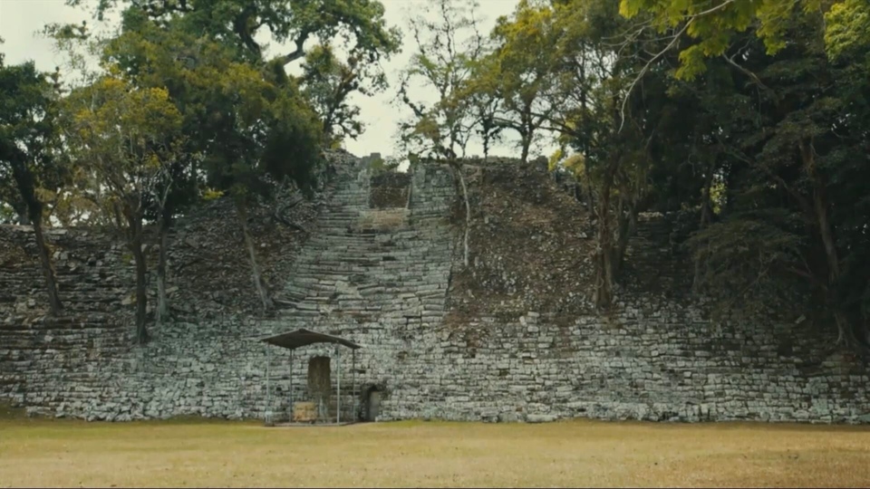 Dokument A&nbsp;la recherche des tombes royales mayas