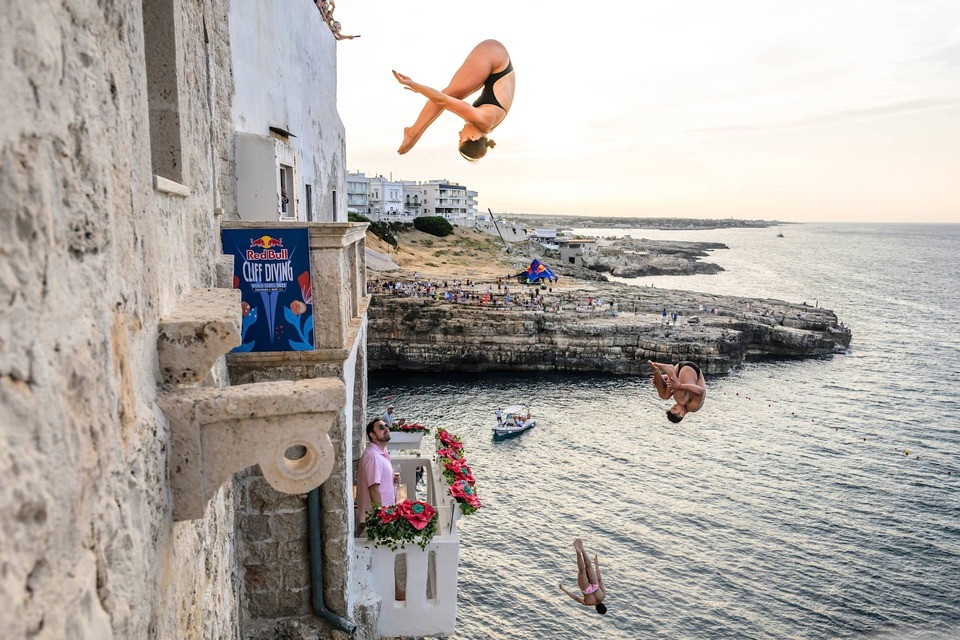 Документ The rise and fall of elite cliff divers