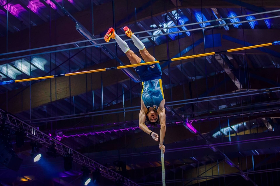 Документ Pole vaulting highlights from Mondo Classic